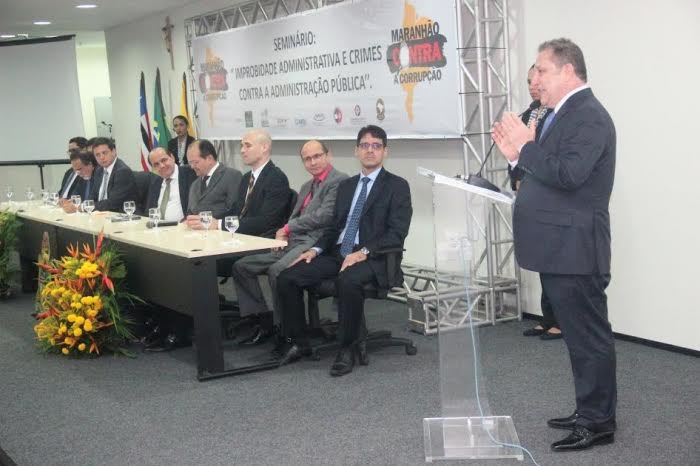 O desembargador-presidente Cleones Cunha fala no Seminário contra a Corrupção