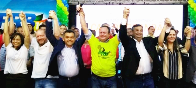 Entre Daniela ? e Flávio Dino (direita), e Cléber Verde, Othelino Neto e Eliziane Gama, Carlos Brandão festeja seu ingresso no PRB