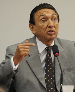 Edison Lobão mostra disposição na corrida para permanecer no Senado