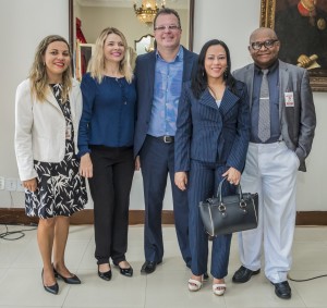 Ao lado de assessoras do Tribunal de Justiça, os jornalistas Edwin Jinkins,(centro) e Silvia Tereza e Antonio Carlos articularam a cooperação