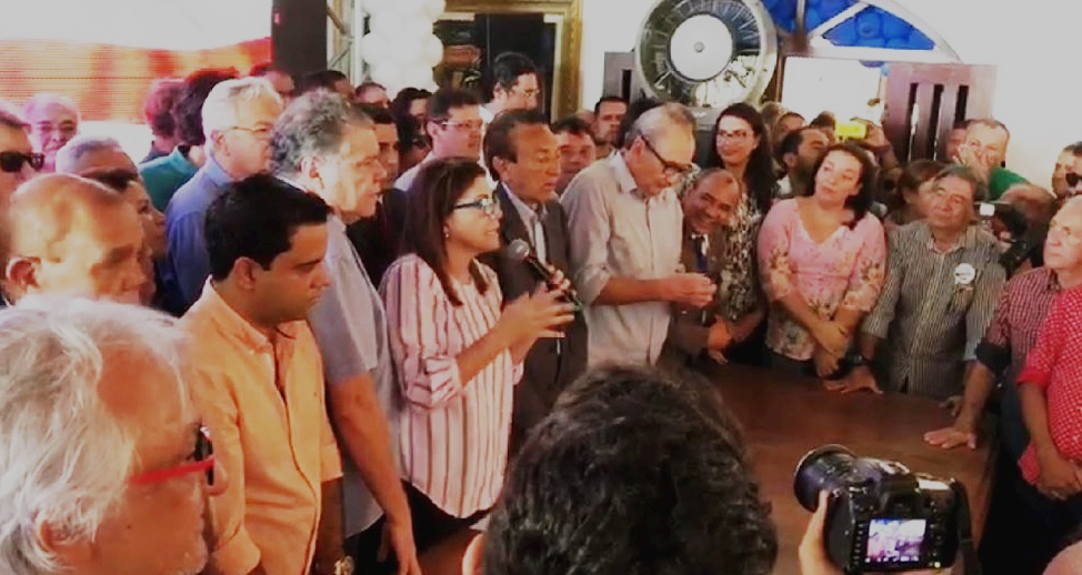 Entre Sarney Filho e Edison Lobão, Roseana Sarney anuncia sua candidatura a partidários na mansão do Calhau 